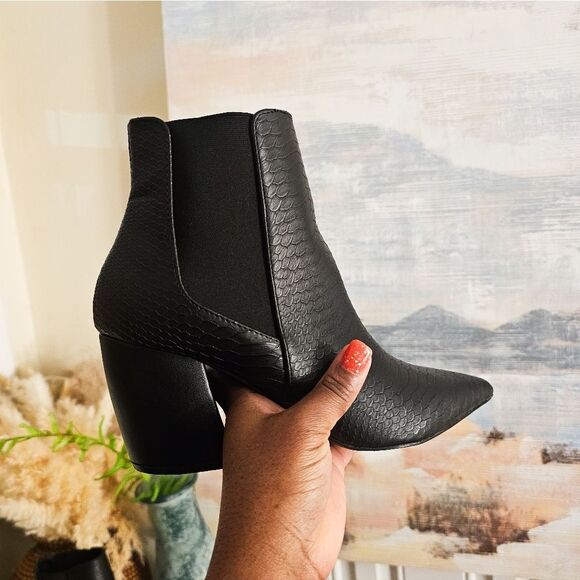 Qupid Snakeskin Print Elastic Side Ankle Booties - Size 8.5 - Picture 14 of 15